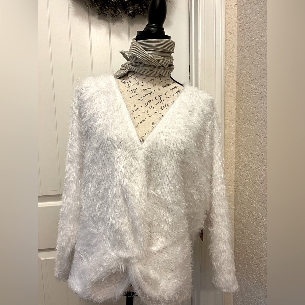 Jennifer Lopez Glam! Winter feather like fur vibe fluffy white top Snow, ❄️